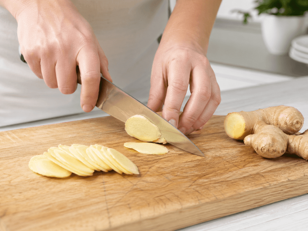 Frischer Ingwer wird in sehr dünne Scheiben geschnitten für Gari Ingwer