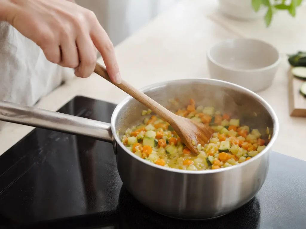 Gemüse sanft dünsten für leicht verdauliche Rezepte mit Möhren und Zucchini