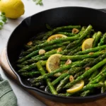 Grüner Spargel Rezept aus der Pfanne mit Zitrone und Knoblauch