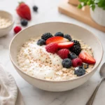 Haferflocken mit Skyr und Beeren zum Abnehmen in einer cremigen Frühstücksbowl