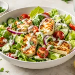 halloumi salat mit gebratenem Halloumi, Tomaten, Gurke und Joghurt-Dressing