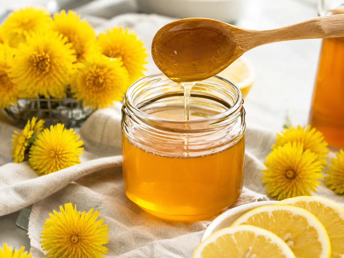 Löwenzahnhonig Rezept mit frischen Löwenzahnblüten und Glas veganem Honig-Ersatz