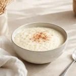 Protein Porridge bariatrisch in einer kleinen Schüssel, cremig und weich mit etwas Zimt serviert