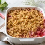 Rhabarber Crumble Rezept mit Haferflocken und knusprigen Streuseln