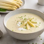 Spargelcremesuppe Rezept cremig mit weißem Spargel und frischen Kräutern