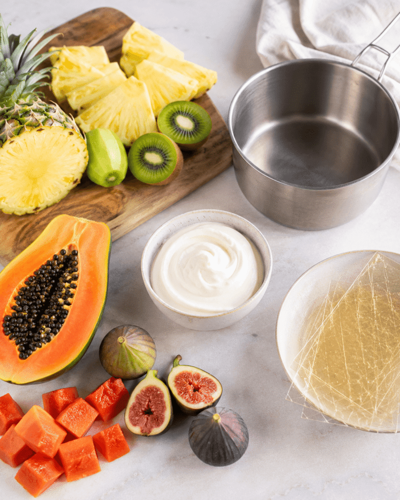 Ananas Kiwi Papaya und Feigen neben Gelatine als Hinweis auf Enzyme bei Gelatine Masse