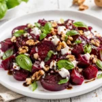 Rote-Bete-Salat mit Schafskäse, Walnüssen, Basilikum und Balsamico-Dressing