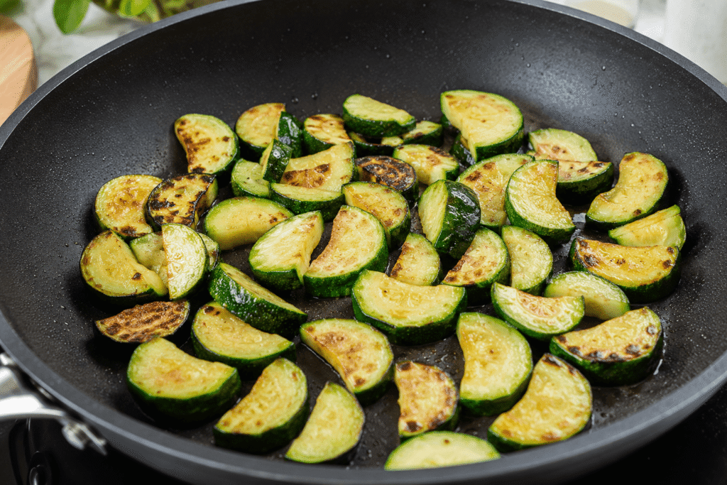 Zucchini-Halbmonde werden bei hoher Hitze goldbraun und bissfest gebraten